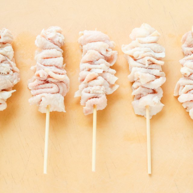 業務用 国産鶏皮串(生串・未加熱・1本30g・味付けなし・プレーン・冷凍)|焼き鳥用 鶏皮 仕入れ・居酒屋向け