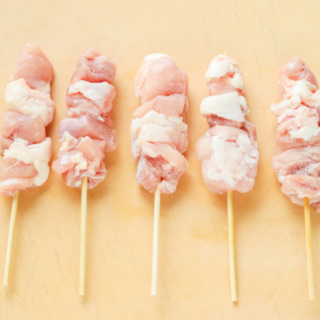 業務用 国産鶏もも串(生串・未加熱・1本30g・冷凍)|焼き鳥用 鶏もも串 仕入れ・居酒屋向け