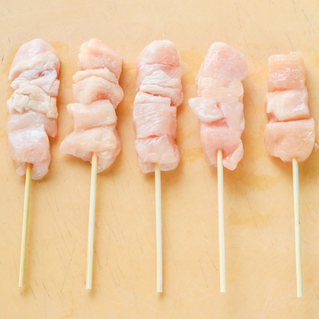 業務用 国産鶏むね串(生串・未加熱・1本30g・冷凍)|焼き鳥用 鶏むね串 仕入れ・居酒屋向け