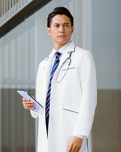 [カゼン] KAZEN 【ネイビーのパイピングがシャープなペア診察衣／ハーフ丈】 男性用 診察衣 114-18 （オフホワイト×ネイビー）