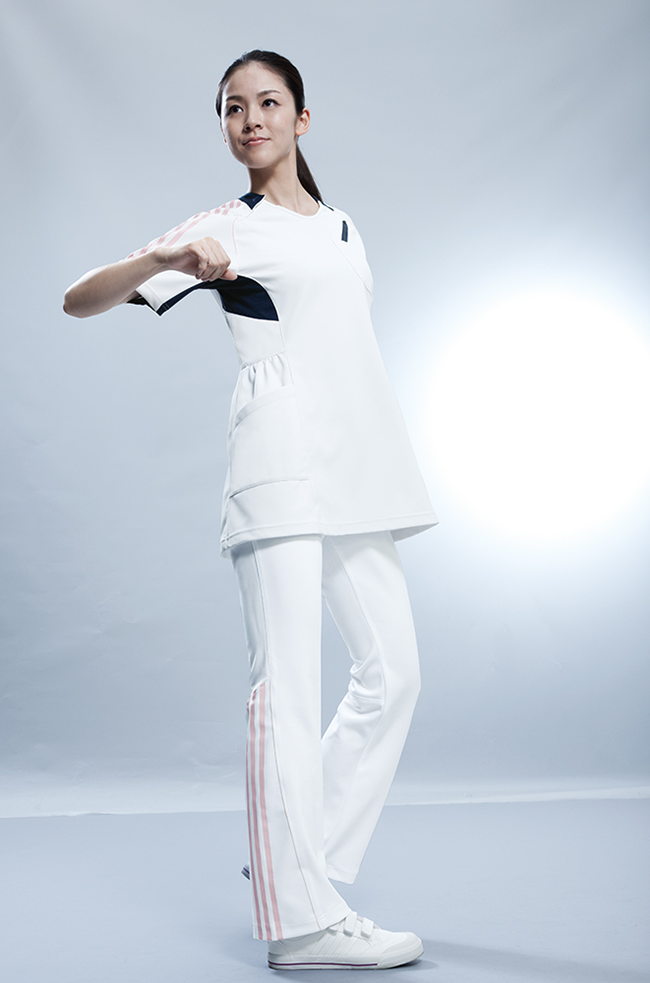 アディダス] adidas 【女性らしいシルエットのチュニック丈スクラブ