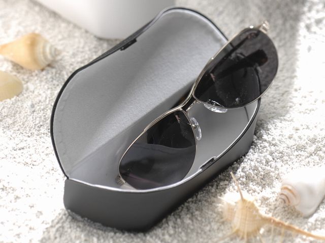 艶のある表面生地が特徴の大型メガネケース（眼鏡ケース）　D-505　クローム