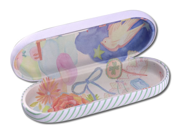 外側にも内側にもストーリー性をもつ柄のあるメガネケース（眼鏡ケース