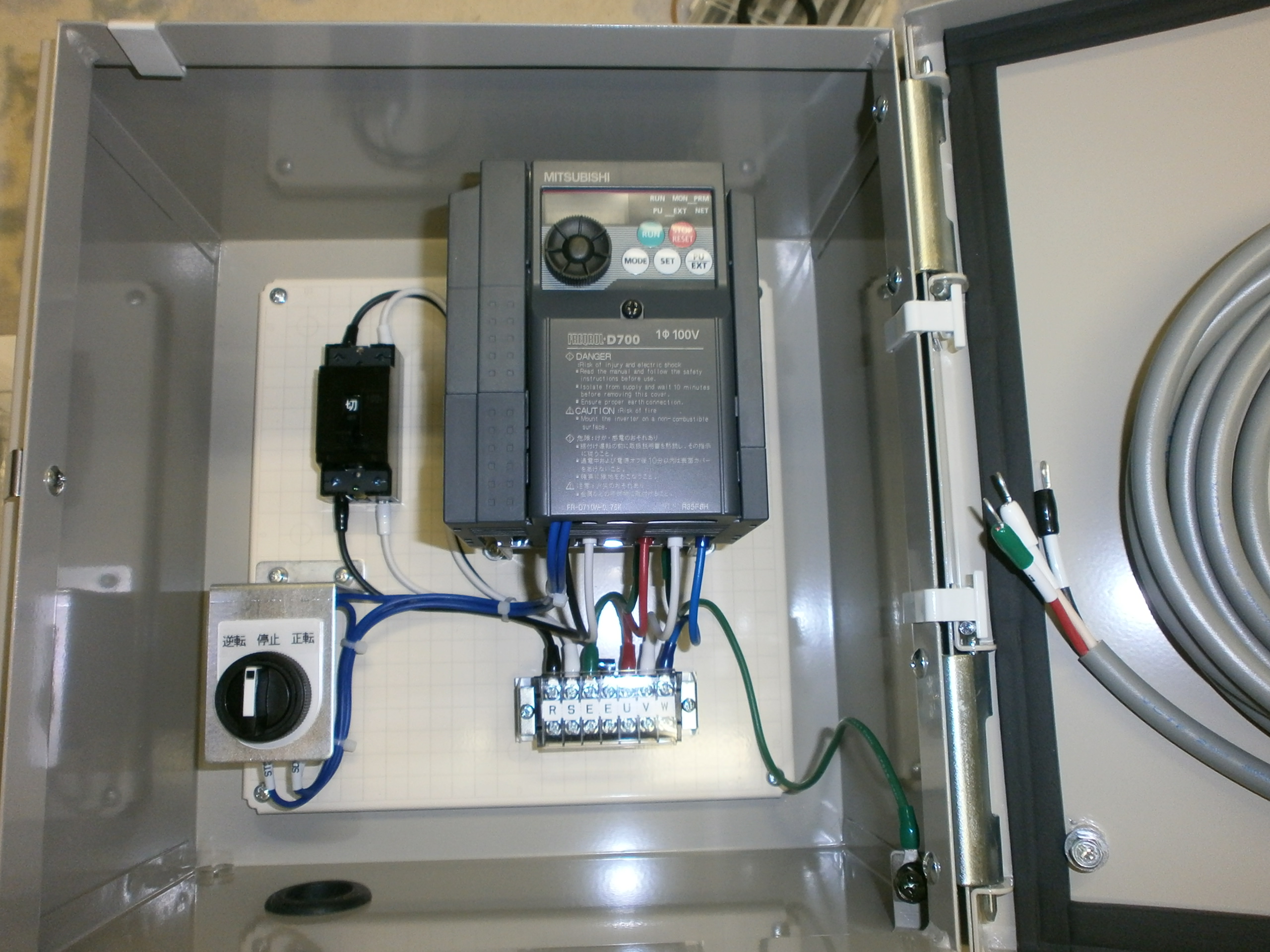 コンセントに差し込むだけでokの動力発生インバータ盤