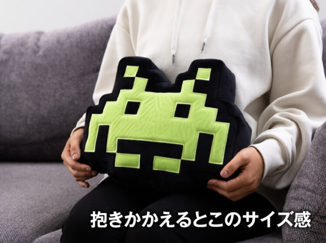 タカラトミーアーツ スペースインベーダー誕生45周年記念 蓄光ぬいぐるみクッション