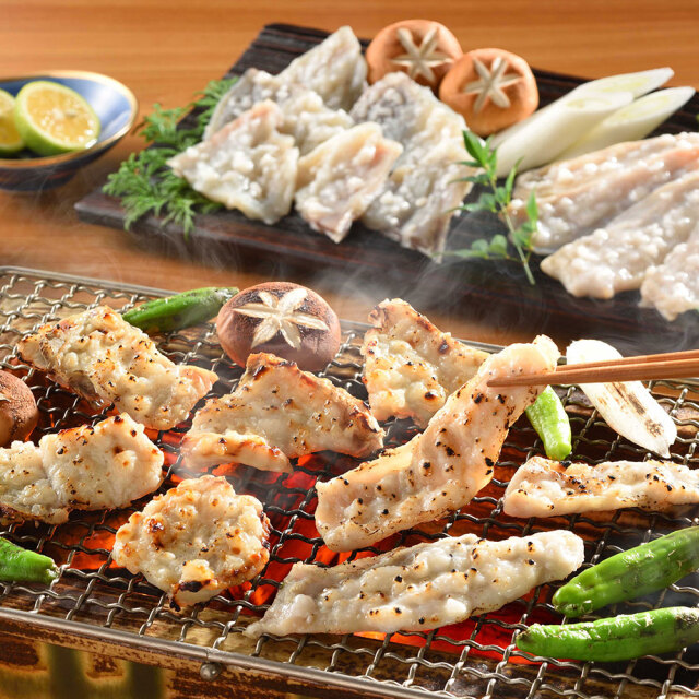 「関とら本店」 とらふく身皮炙りと焼ふく(塩麹たれ) （真ふぐ開き200g、とらふぐすき身75g）
