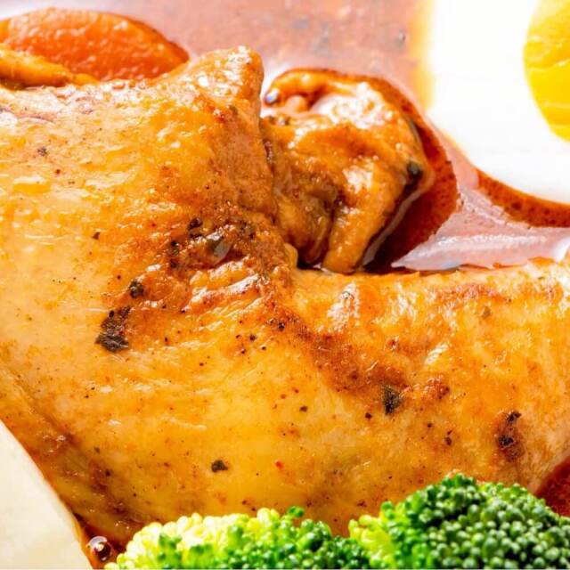 骨付きもも肉をまるごと使用したこだわりチキンカレー