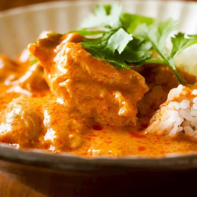 骨付きもも肉をまるごと使用したこだわりチキンカレー
