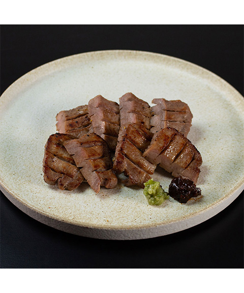 陣中 仔牛の 牛タン 丸ごと一本塩麹熟成