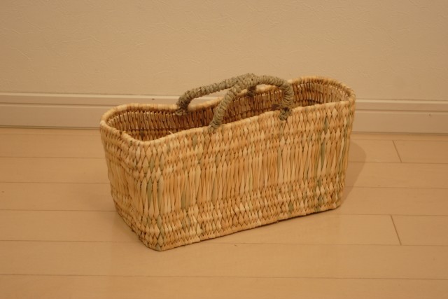 ストロー手付きかご
