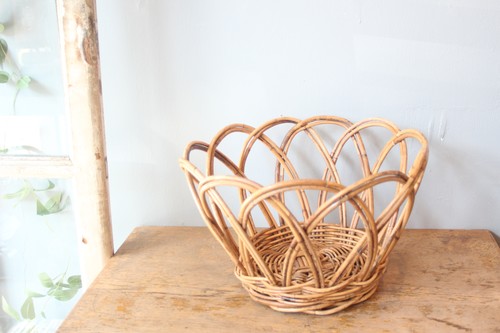 皮付き籐アラログのフラワーラインバスケット