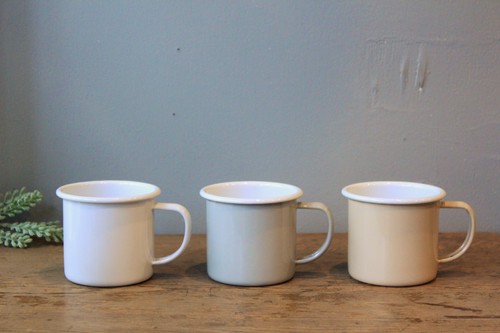 キャンプやアウトドアで活躍するホーローマグカップ