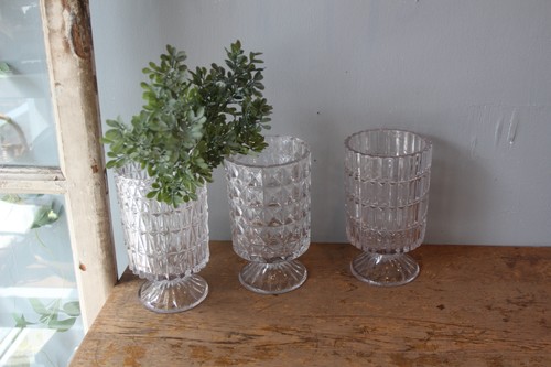 カットガラスのスタンドフラワーベース