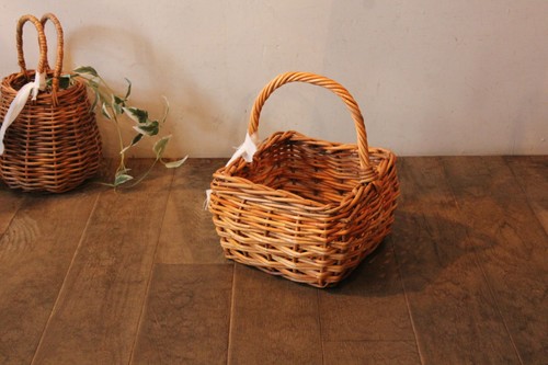 皮付き籐のワンハンドルスクエアバスケット