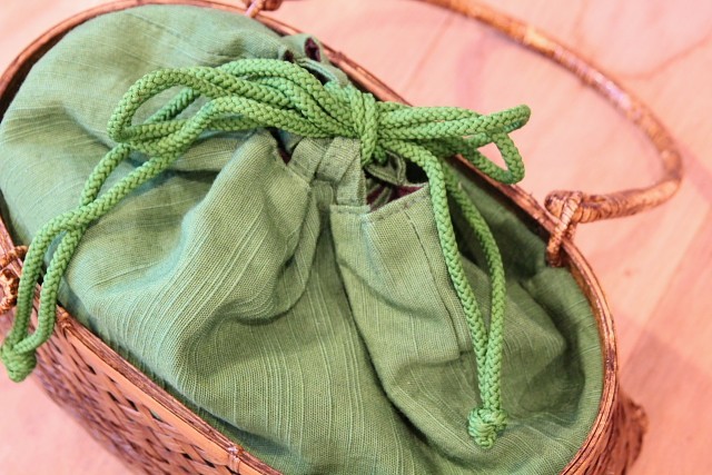 竹透かし編みかごバッグ　緑布