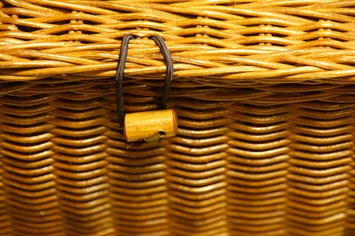 ラタンフタ付きバスケット