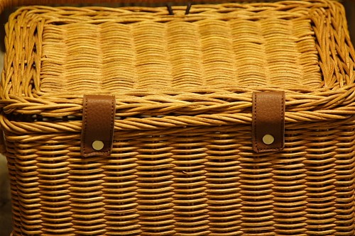 ラタンフタ付きバスケット