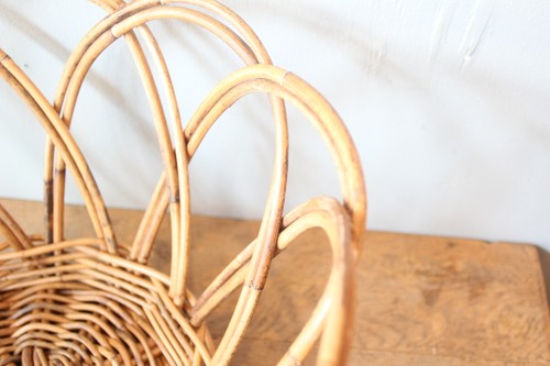 皮付き籐アラログのフラワーラインバスケット