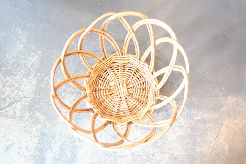 皮付き籐アラログのフラワーラインバスケット