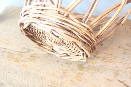 皮付き籐アラログのフラワーラインバスケット