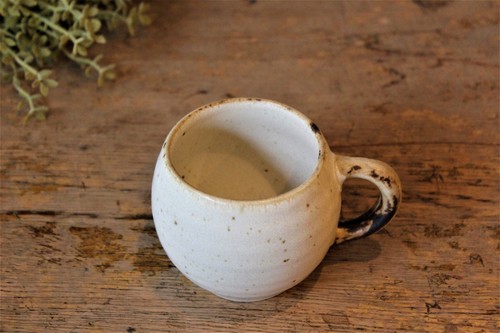 日本製の陶器のラウンドマグ