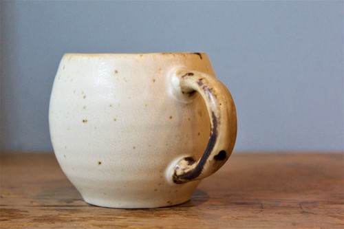 日本製の陶器のラウンドマグ