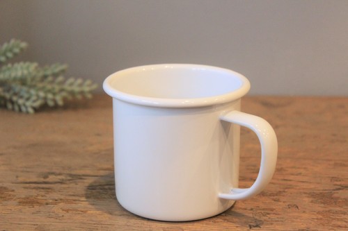 キャンプやアウトドアで活躍するホーローマグカップ