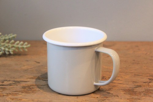 キャンプやアウトドアで活躍するホーローマグカップ