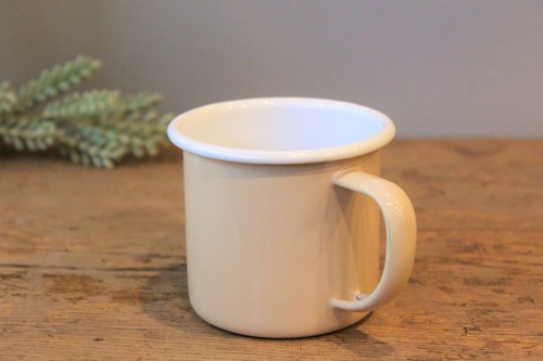 キャンプやアウトドアで活躍するホーローマグカップ