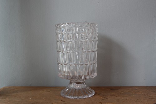 カットガラスのスタンドフラワーベース