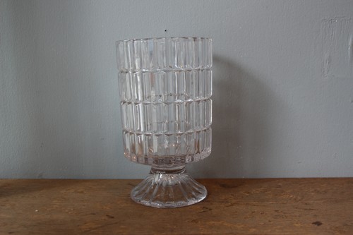 カットガラスのスタンドフラワーベース