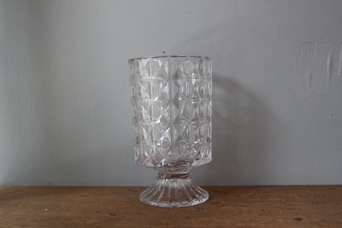 カットガラスのスタンドフラワーベース