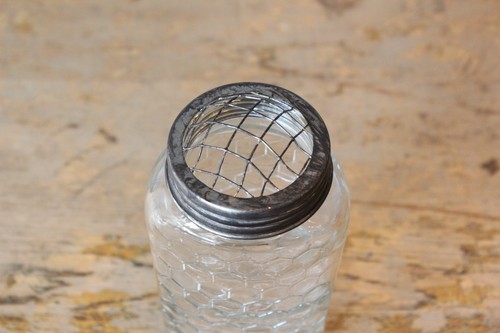 ガラスとアイアンの蓋付きフラワーベース