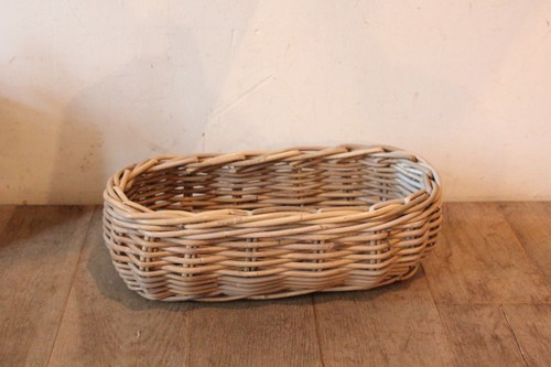 オーバルフォルムの皮付き籐のかご