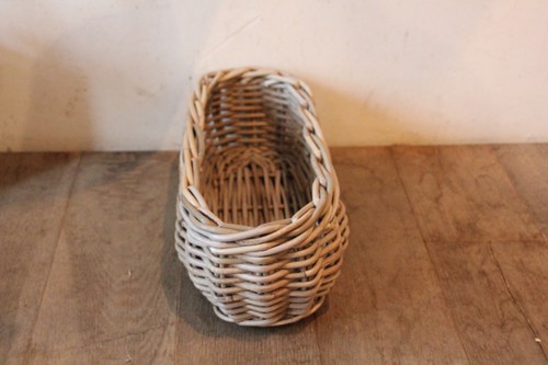 オーバルフォルムの皮付き籐のかご