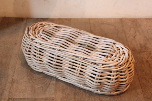 オーバルフォルムの皮付き籐のかご