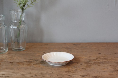 日本製九谷焼の丸形のお皿