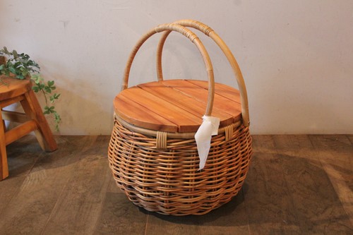 皮付き籐の2ハンドルテーブルバスケット