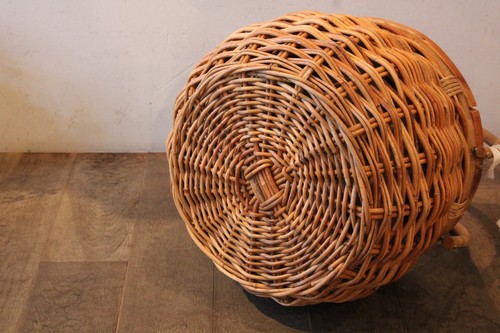 皮付き籐の2ハンドルテーブルバスケット