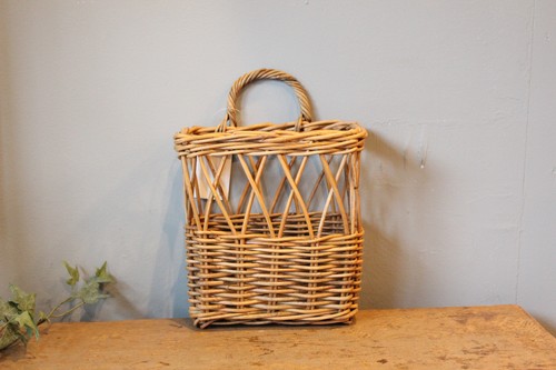 皮付き籐のウォールバスケット