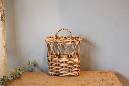 皮付き籐のウォールバスケット