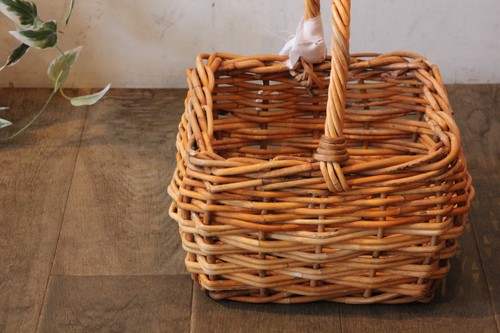 皮付き籐のワンハンドルスクエアバスケット