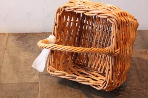 皮付き籐のワンハンドルスクエアバスケット