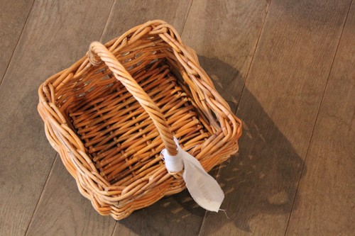 皮付き籐のワンハンドルスクエアバスケット