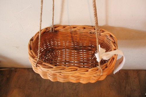 皮付き籐のオーバルハンギングバスケット