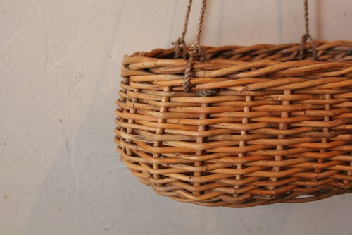 皮付き籐のオーバルハンギングバスケット