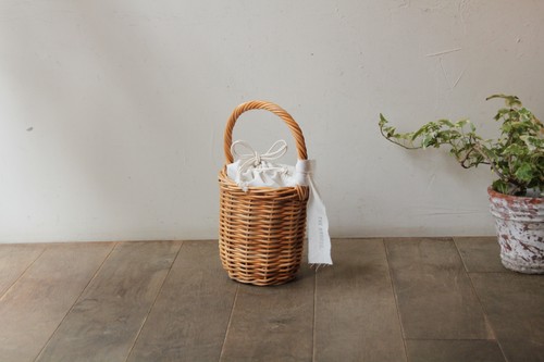 皮付き籐ワンハンドル巾着かごバッグ