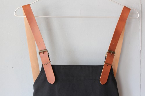 menuiオリジナルレザーストラップツイルエプロン