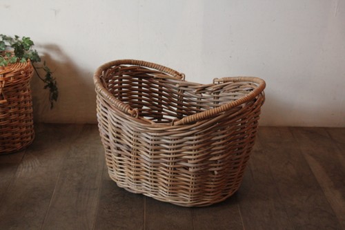 ラタンの2ハンドルオーバルバスケット