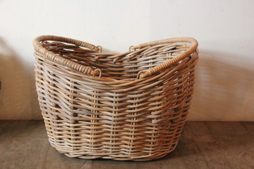 ラタンの2ハンドルオーバルバスケット